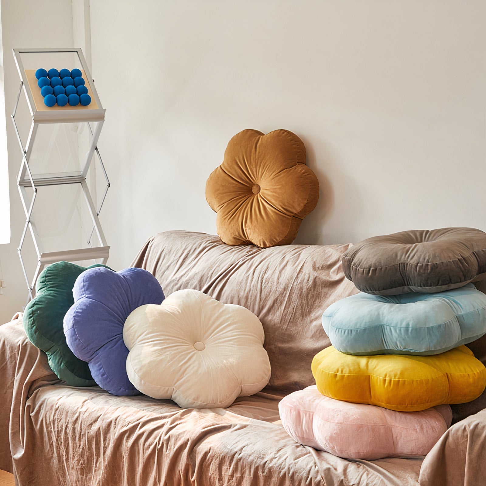 Futon Flor Throw Pillow